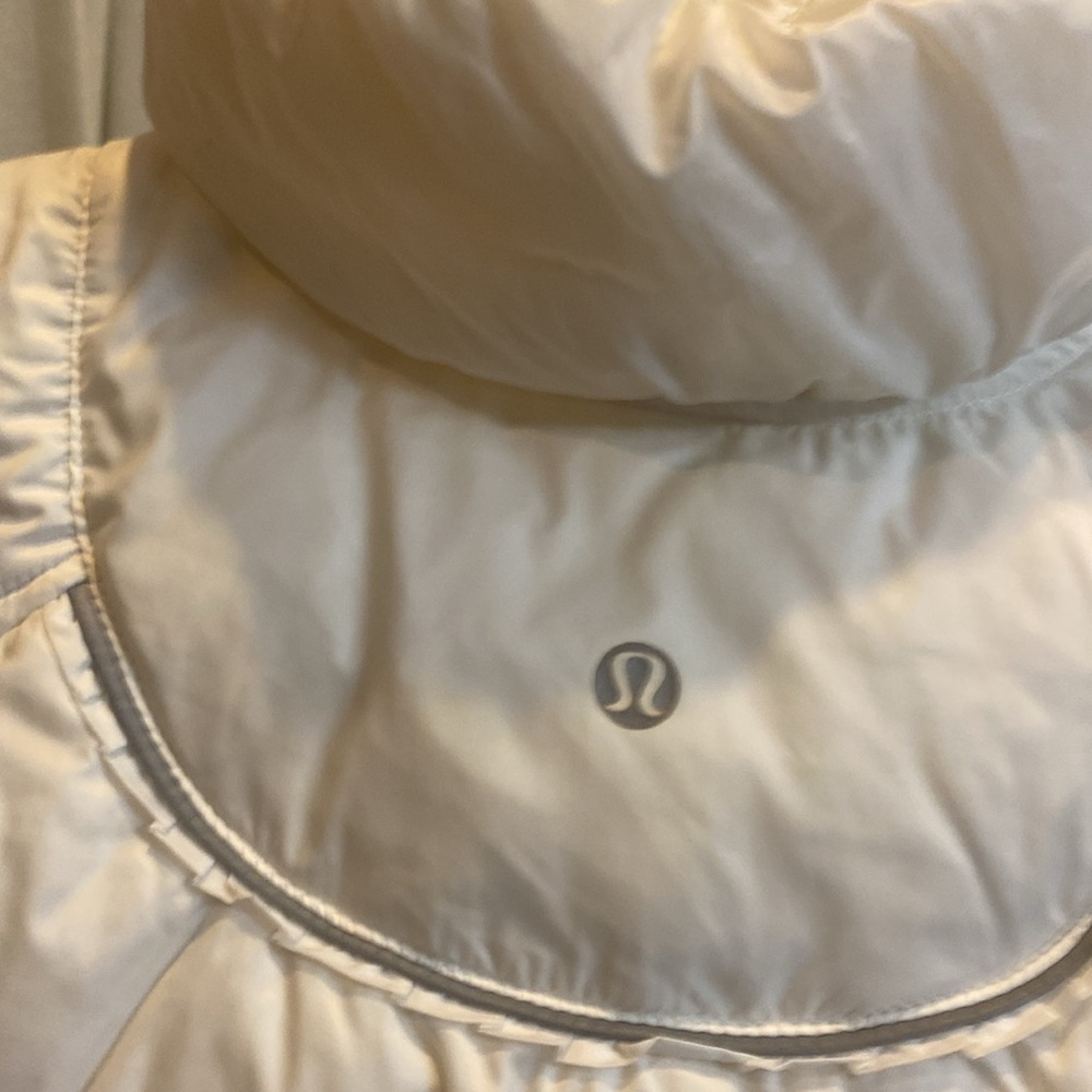 Lululemon light weight with stretchy, thumb holes and 2 pockets - Picture 6 of 8